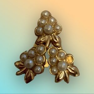 Vintage Coro gold toned pearl brooch